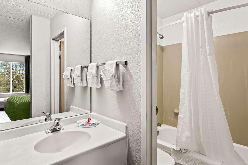 Econo Lodge Willowbrook Room photo